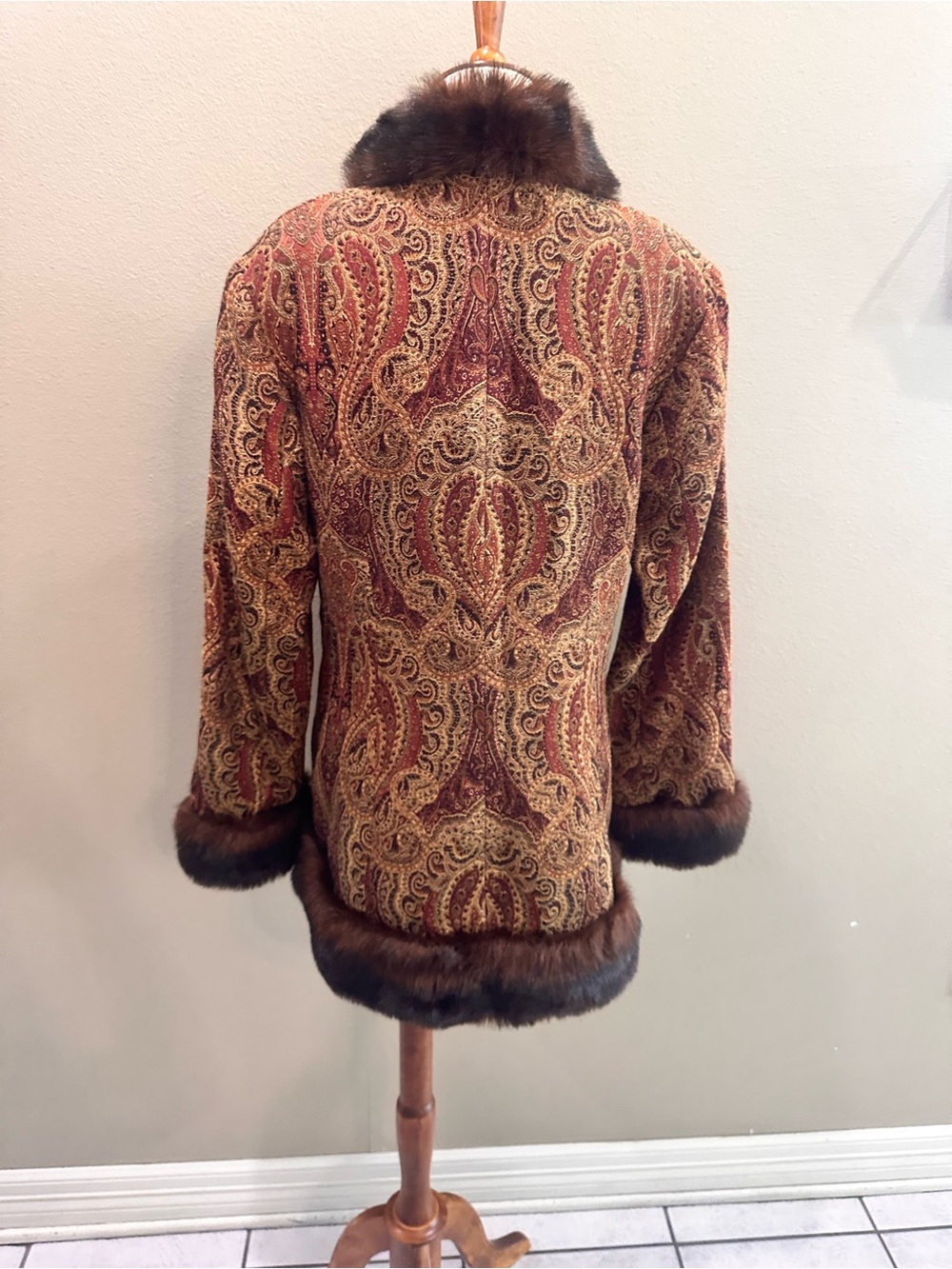 Newport News Vintage Paisley Faux-Fur Trim Jacket in Brown 12 - Picture 9 of 12